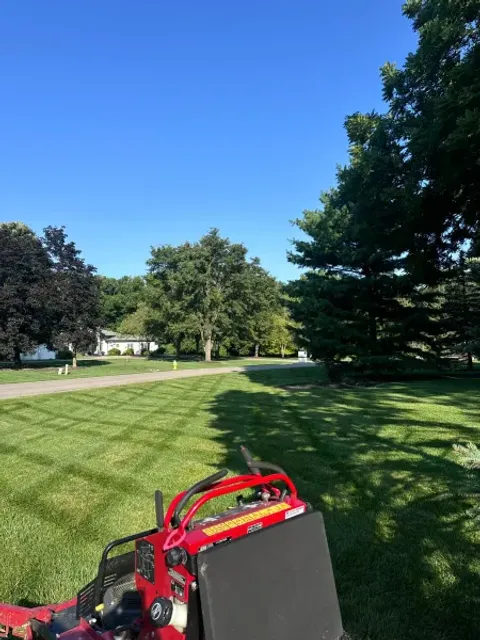 Fresh mulch and bed installation by 5 Points in the Dayton, OH area (photo 12)
