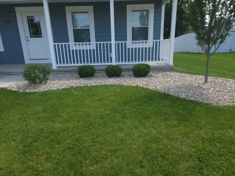 Fresh mulch and bed installation by 5 Points in the Dayton, OH area (photo 48)