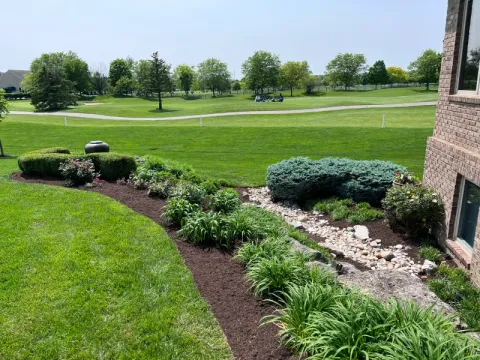 Fresh mulch and bed installation by 5 Points in the Dayton, OH area (photo 39)
